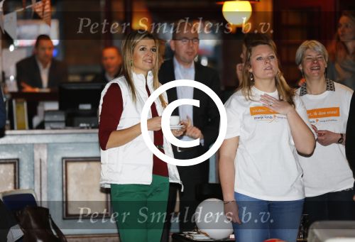 Utrecht 15 maart 2013
Prins van Oranje en Prinses Mï¿½xima gingen vanmorgen bowlen met bezoekers en vrijwilligers van het Catharijnehuis, Stichting Dagopvang Utrecht. Het Catharijnehuis biedt een ontmoetingsplaats voor dak- en thuislozen. Hier kunnen zij, met behulp van persoonlijke en praktische ondersteuning, in dagelijkse levensbehoeften voorzien en ingangen voor verdere hulpverlening vinden. De dienstverlening wordt voornamelijk geleverd door vrijwilligers.
Peter Smulders bv