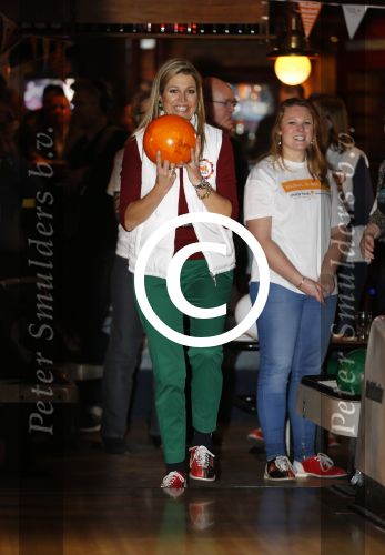 Utrecht 15 maart 2013
Prins van Oranje en Prinses Mï¿½xima gingen vanmorgen bowlen met bezoekers en vrijwilligers van het Catharijnehuis, Stichting Dagopvang Utrecht. Het Catharijnehuis biedt een ontmoetingsplaats voor dak- en thuislozen. Hier kunnen zij, met behulp van persoonlijke en praktische ondersteuning, in dagelijkse levensbehoeften voorzien en ingangen voor verdere hulpverlening vinden. De dienstverlening wordt voornamelijk geleverd door vrijwilligers.
Peter Smulders bv