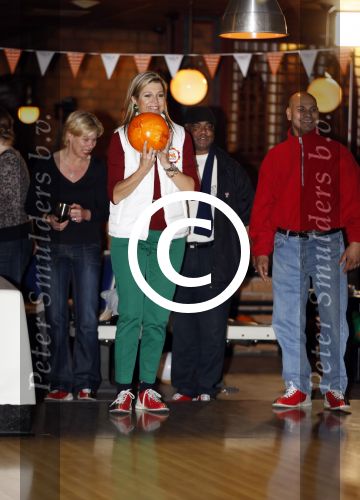 Utrecht 15 maart 2013
Prins van Oranje en Prinses Mï¿½xima gingen vanmorgen bowlen met bezoekers en vrijwilligers van het Catharijnehuis, Stichting Dagopvang Utrecht. Het Catharijnehuis biedt een ontmoetingsplaats voor dak- en thuislozen. Hier kunnen zij, met behulp van persoonlijke en praktische ondersteuning, in dagelijkse levensbehoeften voorzien en ingangen voor verdere hulpverlening vinden. De dienstverlening wordt voornamelijk geleverd door vrijwilligers.
Peter Smulders bv