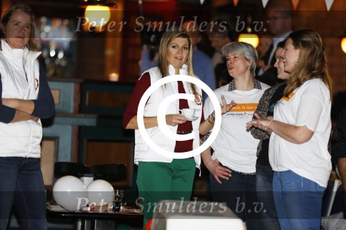 Utrecht 15 maart 2013
Prins van Oranje en Prinses Mï¿½xima gingen vanmorgen bowlen met bezoekers en vrijwilligers van het Catharijnehuis, Stichting Dagopvang Utrecht. Het Catharijnehuis biedt een ontmoetingsplaats voor dak- en thuislozen. Hier kunnen zij, met behulp van persoonlijke en praktische ondersteuning, in dagelijkse levensbehoeften voorzien en ingangen voor verdere hulpverlening vinden. De dienstverlening wordt voornamelijk geleverd door vrijwilligers.
Peter Smulders bv