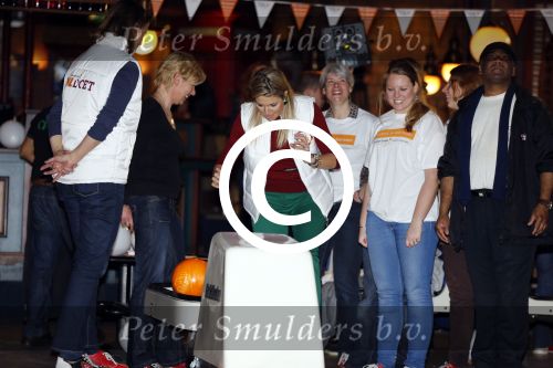 Utrecht 15 maart 2013
Prins van Oranje en Prinses Mï¿½xima gingen vanmorgen bowlen met bezoekers en vrijwilligers van het Catharijnehuis, Stichting Dagopvang Utrecht. Het Catharijnehuis biedt een ontmoetingsplaats voor dak- en thuislozen. Hier kunnen zij, met behulp van persoonlijke en praktische ondersteuning, in dagelijkse levensbehoeften voorzien en ingangen voor verdere hulpverlening vinden. De dienstverlening wordt voornamelijk geleverd door vrijwilligers.
Peter Smulders bv