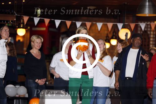 Utrecht 15 maart 2013
Prins van Oranje en Prinses Mï¿½xima gingen vanmorgen bowlen met bezoekers en vrijwilligers van het Catharijnehuis, Stichting Dagopvang Utrecht. Het Catharijnehuis biedt een ontmoetingsplaats voor dak- en thuislozen. Hier kunnen zij, met behulp van persoonlijke en praktische ondersteuning, in dagelijkse levensbehoeften voorzien en ingangen voor verdere hulpverlening vinden. De dienstverlening wordt voornamelijk geleverd door vrijwilligers.
Peter Smulders bv