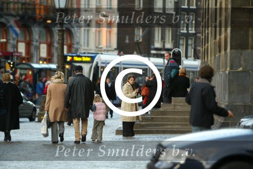 Amsterdam 28 december 2003
Prinses Maxima en Prinses Amalia wandelen met ouders Maxima en broer en zus bij Paleis op de Dam.Jorge Zorreguita en Carmen Zorreguita