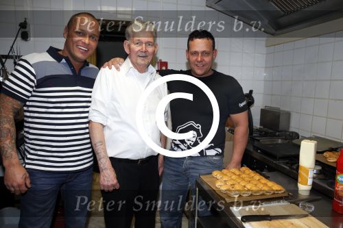 Scheveningen 14 maart 2013
Opening Barbie\'s bar van Barbie (Samantha de Jong) en haar man Michael v d Plas. Michael met broer en vader
Peter Smulders bv