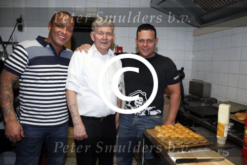 Scheveningen 14 maart 2013
Opening Barbie\'s bar van Barbie (Samantha de Jong) en haar man Michael v d Plas. Michael met broer en vader
Peter Smulders bv