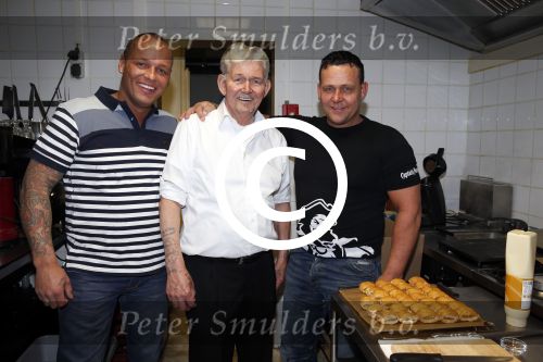 Scheveningen 14 maart 2013
Opening Barbie\'s bar van Barbie (Samantha de Jong) en haar man Michael v d Plas. Michael met broer en vader
Peter Smulders bv