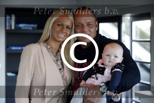 Loosdrecht 21 februari 2013
Presentatie rtl5 programma Huisje boompje Barbie met Samantha de Jong Michael v d Plas en dochter Angelina bij het witte huis.
Peter Smulders bv