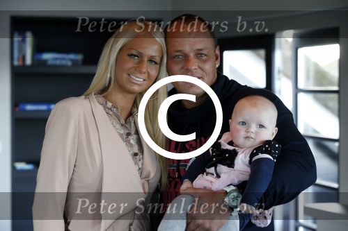 Loosdrecht 21 februari 2013
Presentatie rtl5 programma Huisje boompje Barbie met Samantha de Jong Michael v d Plas en dochter Angelina bij het witte huis.
Peter Smulders bv