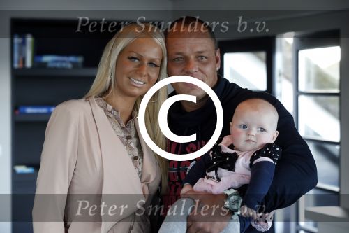 Loosdrecht 21 februari 2013
Presentatie rtl5 programma Huisje boompje Barbie met Samantha de Jong Michael v d Plas en dochter Angelina bij het witte huis.
Peter Smulders bv