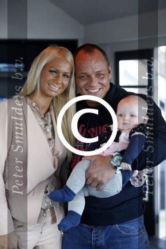 Loosdrecht 21 februari 2013
Presentatie rtl5 programma Huisje boompje Barbie met Samantha de Jong Michael v d Plas en dochter Angelina bij het witte huis.
Peter Smulders bv