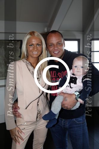 Loosdrecht 21 februari 2013
Presentatie rtl5 programma Huisje boompje Barbie met Samantha de Jong Michael v d Plas en dochter Angelina bij het witte huis.
Peter Smulders bv