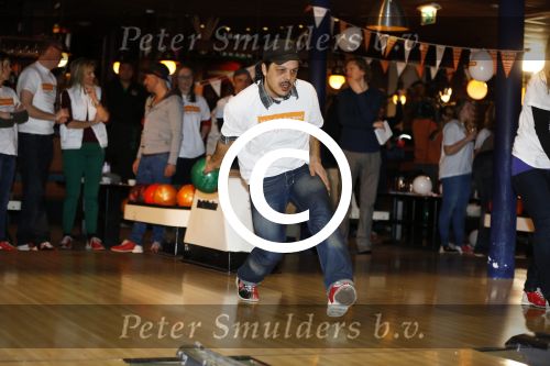 Utrecht 15 maart 2013
Prins van Oranje en Prinses Mï¿½xima gingen vanmorgen bowlen met bezoekers en vrijwilligers van het Catharijnehuis, Stichting Dagopvang Utrecht. Het Catharijnehuis biedt een ontmoetingsplaats voor dak- en thuislozen. Hier kunnen zij, met behulp van persoonlijke en praktische ondersteuning, in dagelijkse levensbehoeften voorzien en ingangen voor verdere hulpverlening vinden. De dienstverlening wordt voornamelijk geleverd door vrijwilligers.
Peter Smulders bv