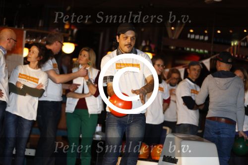 Utrecht 15 maart 2013
Prins van Oranje en Prinses Mï¿½xima gingen vanmorgen bowlen met bezoekers en vrijwilligers van het Catharijnehuis, Stichting Dagopvang Utrecht. Het Catharijnehuis biedt een ontmoetingsplaats voor dak- en thuislozen. Hier kunnen zij, met behulp van persoonlijke en praktische ondersteuning, in dagelijkse levensbehoeften voorzien en ingangen voor verdere hulpverlening vinden. De dienstverlening wordt voornamelijk geleverd door vrijwilligers.
Peter Smulders bv