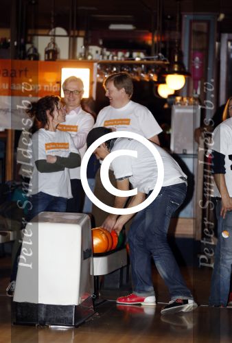 Utrecht 15 maart 2013
Prins van Oranje en Prinses Mï¿½xima gingen vanmorgen bowlen met bezoekers en vrijwilligers van het Catharijnehuis, Stichting Dagopvang Utrecht. Het Catharijnehuis biedt een ontmoetingsplaats voor dak- en thuislozen. Hier kunnen zij, met behulp van persoonlijke en praktische ondersteuning, in dagelijkse levensbehoeften voorzien en ingangen voor verdere hulpverlening vinden. De dienstverlening wordt voornamelijk geleverd door vrijwilligers.
Peter Smulders bv