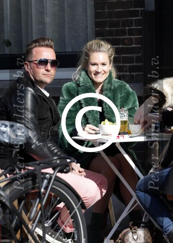 Amsterdam 5 maart 2013
Nikkie Plessen op terras met vrienden.
Peter Smulders bv