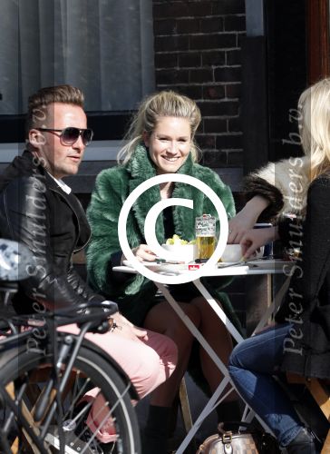Amsterdam 5 maart 2013
Nikkie Plessen op terras met vrienden.
Peter Smulders bv