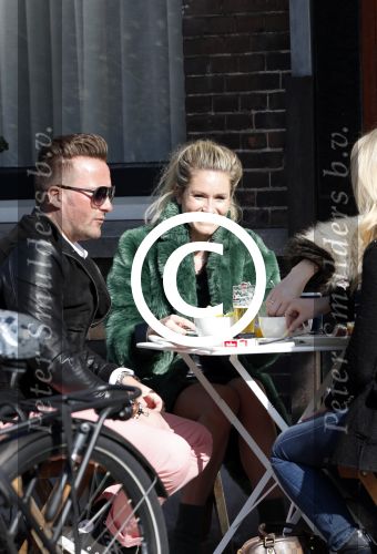 Amsterdam 5 maart 2013
Nikkie Plessen op terras met vrienden.
Peter Smulders bv