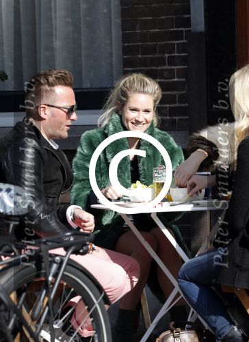 Amsterdam 5 maart 2013
Nikkie Plessen op terras met vrienden.
Peter Smulders bv