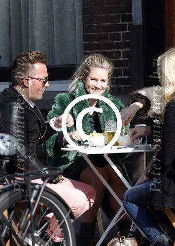 Amsterdam 5 maart 2013
Nikkie Plessen op terras met vrienden.
Peter Smulders bv