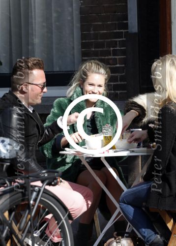 Amsterdam 5 maart 2013
Nikkie Plessen op terras met vrienden.
Peter Smulders bv