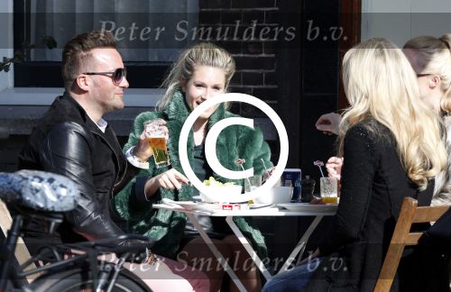 Amsterdam 5 maart 2013
Nikkie Plessen op terras met vrienden.
Peter Smulders bv
