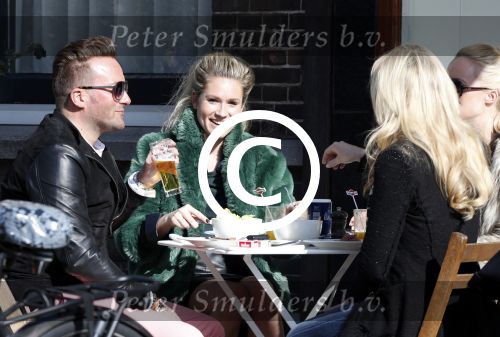 Amsterdam 5 maart 2013
Nikkie Plessen op terras met vrienden.
Peter Smulders bv