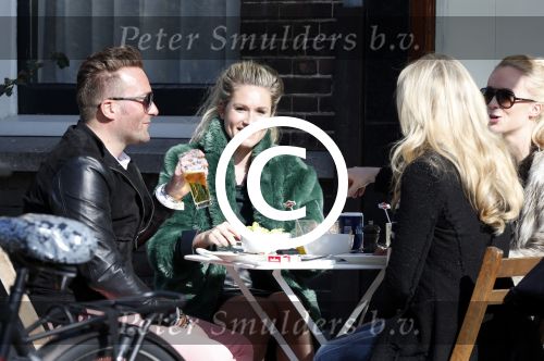 Amsterdam 5 maart 2013
Nikkie Plessen op terras met vrienden.
Peter Smulders bv