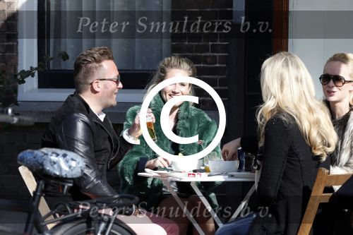 Amsterdam 5 maart 2013
Nikkie Plessen op terras met vrienden.
Peter Smulders bv