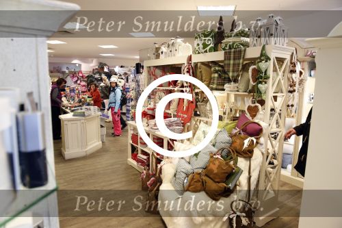 Lech/Zurs 18 en 19 februari 2013
Hotspots en winkels waar koningin Beatrix winkelt boodschappen doet en gaat eten/lunchen.
Peter Smulders bv