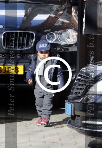 Amsterdam Schiphol 13 maart 2013
Doutzen Kroes en haar zoon Phyllon worden thuis door taxi opgehaald en naar schiphol gebracht.
Peter Smulders bv
