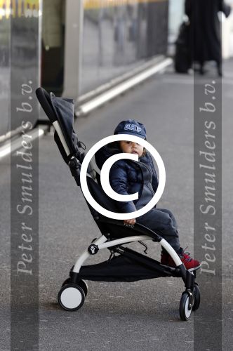 Amsterdam Schiphol 13 maart 2013
Doutzen Kroes en haar zoon Phyllon worden thuis door taxi opgehaald en naar schiphol gebracht.
Peter Smulders bv
