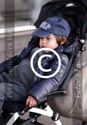 Amsterdam Schiphol 13 maart 2013
Doutzen Kroes en haar zoon Phyllon worden thuis door taxi opgehaald en naar schiphol gebracht.
Peter Smulders bv