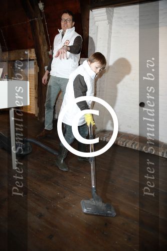 Bergen op zoom 16 maart 2013
Prinses Laurentien helpt mee met de grote schoonmaak in Museum De Gevangenpoort. De prinses en haar man prins Constantijn verrichten samen met hun kinderen  Eloise en Claus Cazimir de schoonmaakwerkzaamheden in het kader van de vrijwilligersactie NLdoet.
Peter Smulders bv