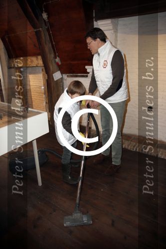 Bergen op zoom 16 maart 2013
Prinses Laurentien helpt mee met de grote schoonmaak in Museum De Gevangenpoort. De prinses en haar man prins Constantijn verrichten samen met hun kinderen  Eloise en Claus Cazimir de schoonmaakwerkzaamheden in het kader van de vrijwilligersactie NLdoet.
Peter Smulders bv