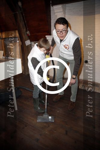 Bergen op zoom 16 maart 2013
Prinses Laurentien helpt mee met de grote schoonmaak in Museum De Gevangenpoort. De prinses en haar man prins Constantijn verrichten samen met hun kinderen  Eloise en Claus Cazimir de schoonmaakwerkzaamheden in het kader van de vrijwilligersactie NLdoet.
Peter Smulders bv