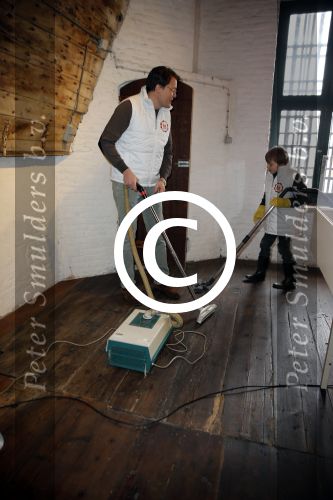 Bergen op zoom 16 maart 2013
Prinses Laurentien helpt mee met de grote schoonmaak in Museum De Gevangenpoort. De prinses en haar man prins Constantijn verrichten samen met hun kinderen  Eloise en Claus Cazimir de schoonmaakwerkzaamheden in het kader van de vrijwilligersactie NLdoet.
Peter Smulders bv
