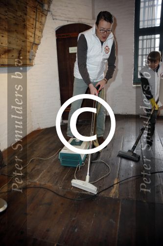 Bergen op zoom 16 maart 2013
Prinses Laurentien helpt mee met de grote schoonmaak in Museum De Gevangenpoort. De prinses en haar man prins Constantijn verrichten samen met hun kinderen  Eloise en Claus Cazimir de schoonmaakwerkzaamheden in het kader van de vrijwilligersactie NLdoet.
Peter Smulders bv