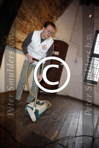 Bergen op zoom 16 maart 2013
Prinses Laurentien helpt mee met de grote schoonmaak in Museum De Gevangenpoort. De prinses en haar man prins Constantijn verrichten samen met hun kinderen  Eloise en Claus Cazimir de schoonmaakwerkzaamheden in het kader van de vrijwilligersactie NLdoet.
Peter Smulders bv