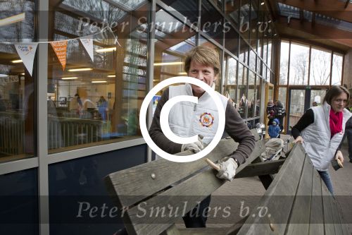 Dordrecht 15 maart 2013
Koningin Beatrix Prinses Margriet Tjalling ten Cate Prins Bernhard jr Prins Floris en Prins Bernhard jr voor NL DOET bij het Duurzaamheidscentrum  center) Weitzigt in Dordrecht.
Peter Smulders bv