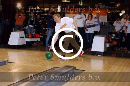 Utrecht 15 maart 2013
Prins van Oranje en Prinses Mï¿½xima gingen vanmorgen bowlen met bezoekers en vrijwilligers van het Catharijnehuis, Stichting Dagopvang Utrecht. Het Catharijnehuis biedt een ontmoetingsplaats voor dak- en thuislozen. Hier kunnen zij, met behulp van persoonlijke en praktische ondersteuning, in dagelijkse levensbehoeften voorzien en ingangen voor verdere hulpverlening vinden. De dienstverlening wordt voornamelijk geleverd door vrijwilligers.
Peter Smulders bv