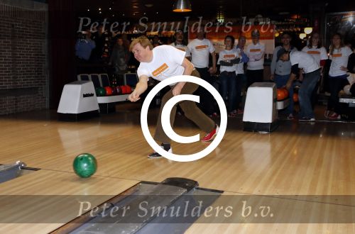 Utrecht 15 maart 2013
Prins van Oranje en Prinses Mï¿½xima gingen vanmorgen bowlen met bezoekers en vrijwilligers van het Catharijnehuis, Stichting Dagopvang Utrecht. Het Catharijnehuis biedt een ontmoetingsplaats voor dak- en thuislozen. Hier kunnen zij, met behulp van persoonlijke en praktische ondersteuning, in dagelijkse levensbehoeften voorzien en ingangen voor verdere hulpverlening vinden. De dienstverlening wordt voornamelijk geleverd door vrijwilligers.
Peter Smulders bv