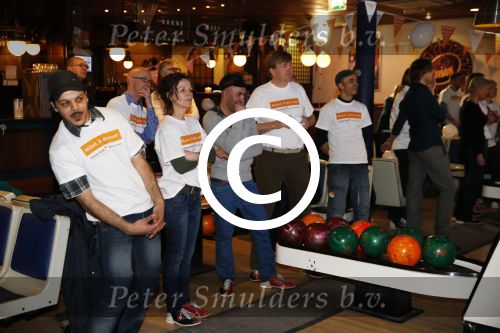 Utrecht 15 maart 2013
Prins van Oranje en Prinses Mï¿½xima gingen vanmorgen bowlen met bezoekers en vrijwilligers van het Catharijnehuis, Stichting Dagopvang Utrecht. Het Catharijnehuis biedt een ontmoetingsplaats voor dak- en thuislozen. Hier kunnen zij, met behulp van persoonlijke en praktische ondersteuning, in dagelijkse levensbehoeften voorzien en ingangen voor verdere hulpverlening vinden. De dienstverlening wordt voornamelijk geleverd door vrijwilligers.
Peter Smulders bv