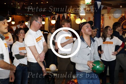 Utrecht 15 maart 2013
Prins van Oranje en Prinses Mï¿½xima gingen vanmorgen bowlen met bezoekers en vrijwilligers van het Catharijnehuis, Stichting Dagopvang Utrecht. Het Catharijnehuis biedt een ontmoetingsplaats voor dak- en thuislozen. Hier kunnen zij, met behulp van persoonlijke en praktische ondersteuning, in dagelijkse levensbehoeften voorzien en ingangen voor verdere hulpverlening vinden. De dienstverlening wordt voornamelijk geleverd door vrijwilligers.
Peter Smulders bv
