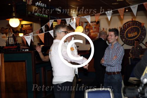 Utrecht 15 maart 2013
Prins van Oranje en Prinses Mï¿½xima gingen vanmorgen bowlen met bezoekers en vrijwilligers van het Catharijnehuis, Stichting Dagopvang Utrecht. Het Catharijnehuis biedt een ontmoetingsplaats voor dak- en thuislozen. Hier kunnen zij, met behulp van persoonlijke en praktische ondersteuning, in dagelijkse levensbehoeften voorzien en ingangen voor verdere hulpverlening vinden. De dienstverlening wordt voornamelijk geleverd door vrijwilligers.
Peter Smulders bv