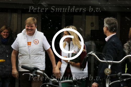 Utrecht 15 maart 2013
Prins van Oranje en Prinses Mï¿½xima gingen vanmorgen bowlen met bezoekers en vrijwilligers van het Catharijnehuis, Stichting Dagopvang Utrecht. Het Catharijnehuis biedt een ontmoetingsplaats voor dak- en thuislozen. Hier kunnen zij, met behulp van persoonlijke en praktische ondersteuning, in dagelijkse levensbehoeften voorzien en ingangen voor verdere hulpverlening vinden. De dienstverlening wordt voornamelijk geleverd door vrijwilligers.
Peter Smulders bv