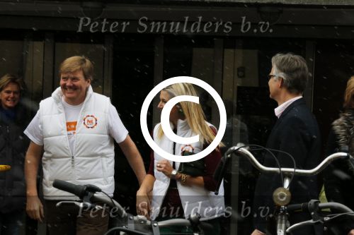 Utrecht 15 maart 2013
Prins van Oranje en Prinses Mï¿½xima gingen vanmorgen bowlen met bezoekers en vrijwilligers van het Catharijnehuis, Stichting Dagopvang Utrecht. Het Catharijnehuis biedt een ontmoetingsplaats voor dak- en thuislozen. Hier kunnen zij, met behulp van persoonlijke en praktische ondersteuning, in dagelijkse levensbehoeften voorzien en ingangen voor verdere hulpverlening vinden. De dienstverlening wordt voornamelijk geleverd door vrijwilligers.
Peter Smulders bv