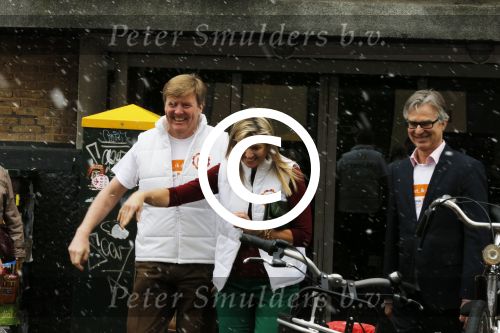 Utrecht 15 maart 2013
Prins van Oranje en Prinses Mï¿½xima gingen vanmorgen bowlen met bezoekers en vrijwilligers van het Catharijnehuis, Stichting Dagopvang Utrecht. Het Catharijnehuis biedt een ontmoetingsplaats voor dak- en thuislozen. Hier kunnen zij, met behulp van persoonlijke en praktische ondersteuning, in dagelijkse levensbehoeften voorzien en ingangen voor verdere hulpverlening vinden. De dienstverlening wordt voornamelijk geleverd door vrijwilligers.
Peter Smulders bv