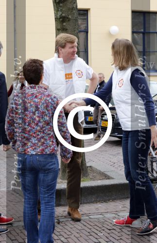 Utrecht 15 maart 2013
Prins van Oranje en Prinses Mï¿½xima gingen vanmorgen bowlen met bezoekers en vrijwilligers van het Catharijnehuis, Stichting Dagopvang Utrecht. Het Catharijnehuis biedt een ontmoetingsplaats voor dak- en thuislozen. Hier kunnen zij, met behulp van persoonlijke en praktische ondersteuning, in dagelijkse levensbehoeften voorzien en ingangen voor verdere hulpverlening vinden. De dienstverlening wordt voornamelijk geleverd door vrijwilligers.
Peter Smulders bv