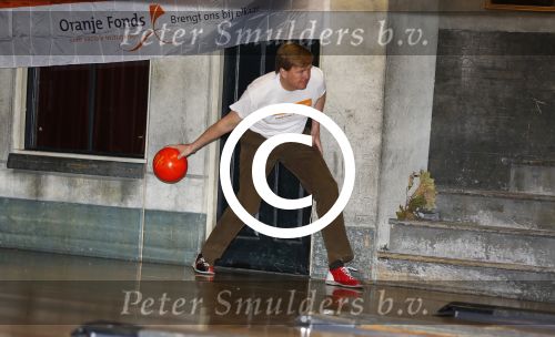 Utrecht 15 maart 2013
Prins van Oranje en Prinses Mï¿½xima gingen vanmorgen bowlen met bezoekers en vrijwilligers van het Catharijnehuis, Stichting Dagopvang Utrecht. Het Catharijnehuis biedt een ontmoetingsplaats voor dak- en thuislozen. Hier kunnen zij, met behulp van persoonlijke en praktische ondersteuning, in dagelijkse levensbehoeften voorzien en ingangen voor verdere hulpverlening vinden. De dienstverlening wordt voornamelijk geleverd door vrijwilligers.
Peter Smulders bv