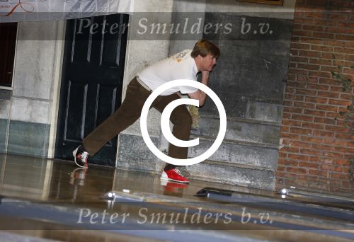 Utrecht 15 maart 2013
Prins van Oranje en Prinses Mï¿½xima gingen vanmorgen bowlen met bezoekers en vrijwilligers van het Catharijnehuis, Stichting Dagopvang Utrecht. Het Catharijnehuis biedt een ontmoetingsplaats voor dak- en thuislozen. Hier kunnen zij, met behulp van persoonlijke en praktische ondersteuning, in dagelijkse levensbehoeften voorzien en ingangen voor verdere hulpverlening vinden. De dienstverlening wordt voornamelijk geleverd door vrijwilligers.
Peter Smulders bv